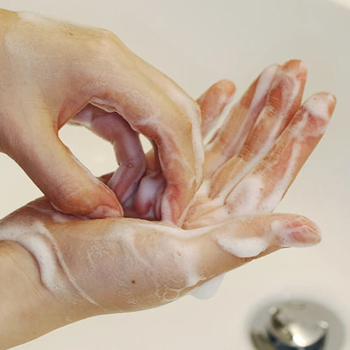 医師・スタッフの頻繁な手洗い手指消毒の徹底。