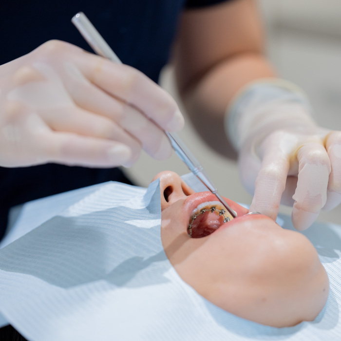 歯列矯正だけでは改善できない症状にも対応