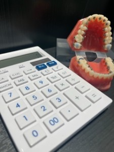 電卓と歯の模型