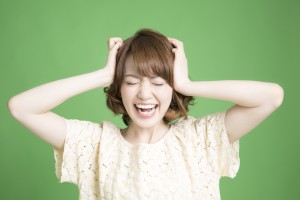 頭を抱える女性