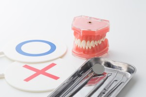 歯科治療の道具と歯の模型のイメージ