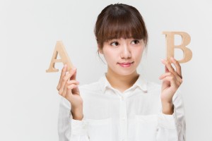 2つの選択肢を比較する女性のイメージ