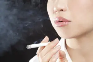 喫煙する女性