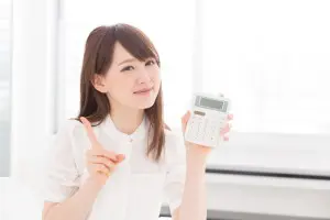 電卓を持つ女性