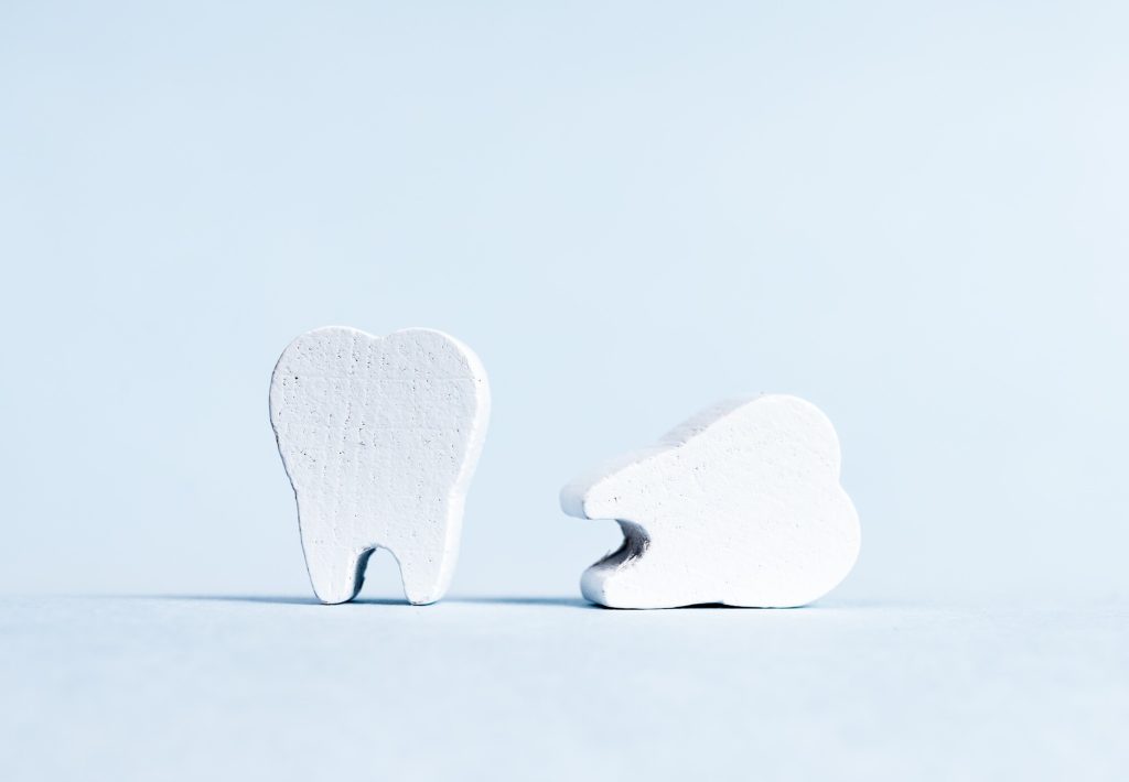 歯の形をした積み木,欠けた歯のイメージ画像