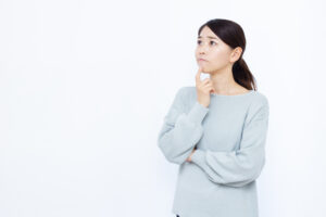 考える女性　
